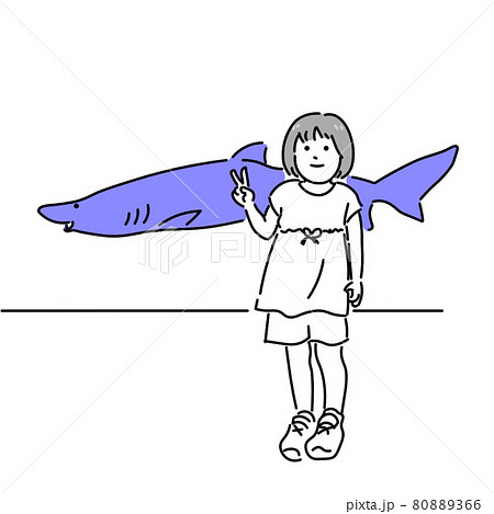 水族館でサメとツーショット 80889366