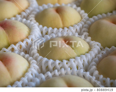 夏が旬の白桃。甘くて美味しい桃。 80889419