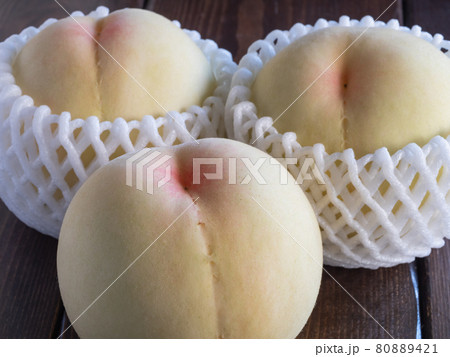 夏が旬の白桃。甘くて美味しい桃。 80889421