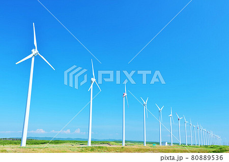 北海道 夏の青空とオトンルイ風力発電の風景 北海道 夏の青空とオトンルイ風力発電の風景 80889536