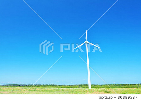 北海道 夏の青空とオトンルイ風力発電の風景 北海道 夏の青空とオトンルイ風力発電の風景 80889537