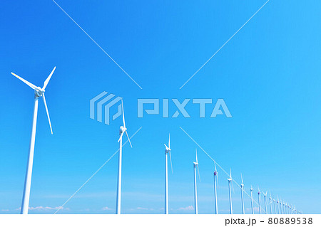 北海道　夏の青空とオトンルイ風力発電の風景 80889538