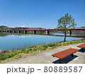 雲ひとつない青空と赤い橋が鏡のように湖面に写るくつろぎスペース 80889587