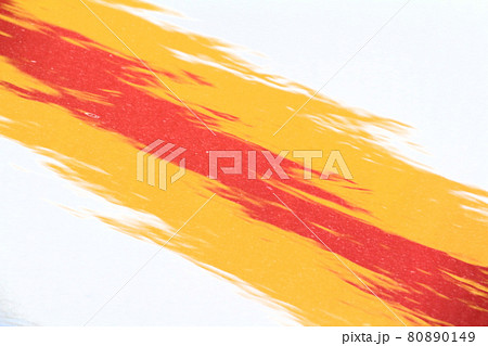 背景素材 黄色と朱色のちぎり絵風ラインのイラスト素材