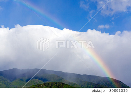 南アルプスの櫛形山に架かる虹 80891036