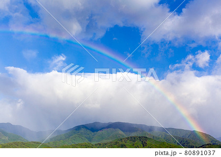 南アルプスの櫛形山に架かる虹 南アルプスの櫛形山に架かる虹 80891037