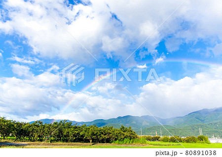 南アルプスの山々に架かる虹 80891038