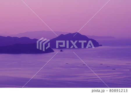 快晴の日没後の穏やかな瀬戸内海の夕景 80891213