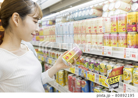 スーパーでお酒を手にする女性買い物客 80892195