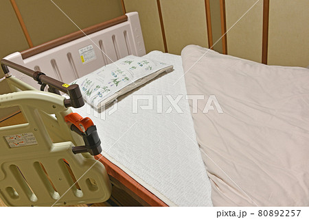 電動式介護用ベッド 80892257