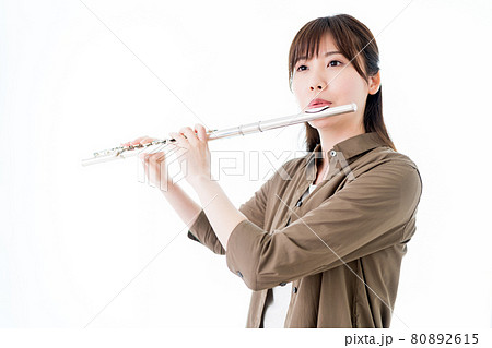 カジュアルな装いでフルートを演奏する女性 カジュアルな装いでフルートを演奏する女性 80892615