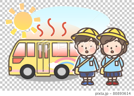 炎天下で暑くなっている幼稚園バスと園児 80893614