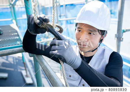 墜落防止用器具を付ける作業員 墜落防止用器具を付ける作業員 80893830
