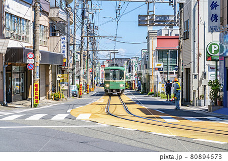 【神奈川県】江ノ島周辺を走る江ノ電 【神奈川県】江ノ島周辺を走る江ノ電 80894673