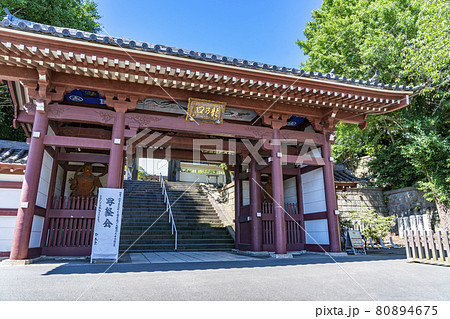【神奈川県】龍口寺の入口にそびえる重厚な雰囲気の仁王門 80894675