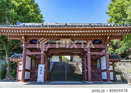 【神奈川県】龍口寺の入口にそびえる重厚な雰囲気の仁王門 80894676