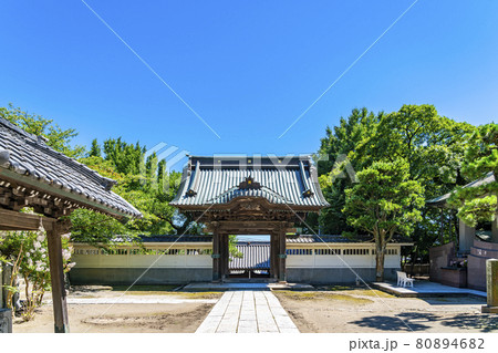 【神奈川県】爽やかな青空に恵まれた龍口寺の山門 80894682