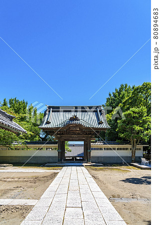 【神奈川県】爽やかな青空に恵まれた龍口寺の山門 80894683