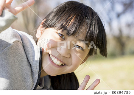 笑顔でピースをする小学生女の子 笑顔でピースをする小学生女の子 80894789