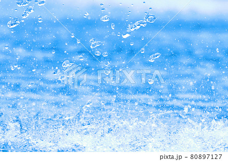 氷のように見える水しぶき11_ブルー 80897127