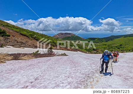 新緑・残雪期の一切経山 80897225