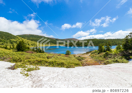 新緑・残雪期の一切経山 80897226