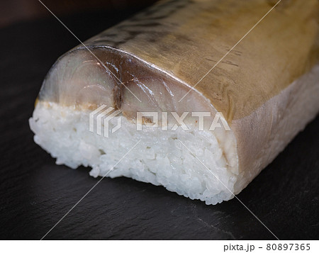 鯖棒寿司。酢と塩で〆た鯖を酢飯と重ねて作る保存食。 80897365