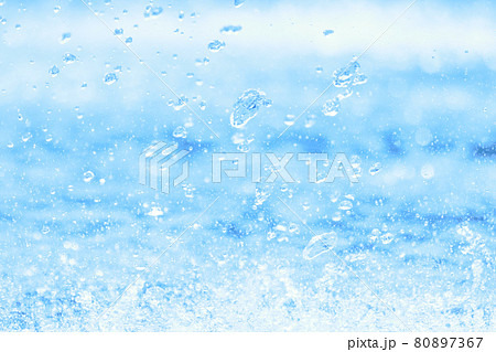 氷片のような水しぶき1_ブルー 80897367