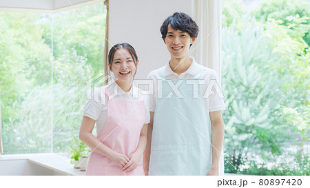 笑顔の介護士 笑顔の介護士 80897420