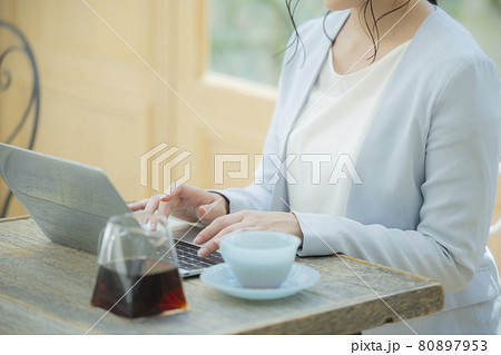 女性　テレワーク　 80897953