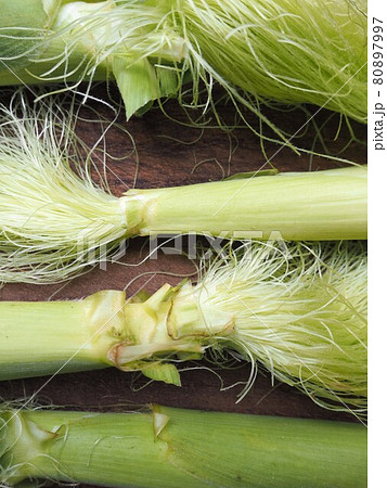 収穫したばかりの皮つきのヤングコーン 収穫したばかりの皮つきのヤングコーン 80897997