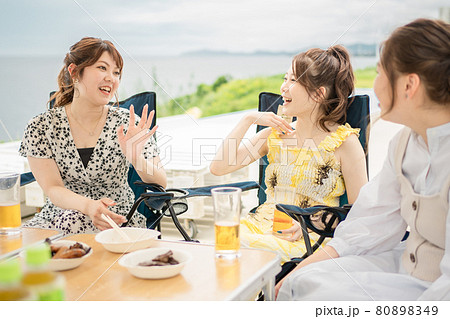 バーベキューを楽しむ女性達 80898349
