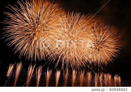 夏の夜空を彩る色とりどりの花火 80898882