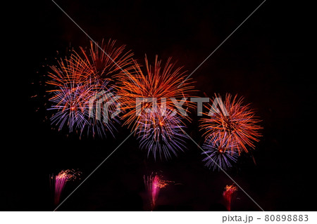 夏の夜空を彩る色とりどりの花火 80898883
