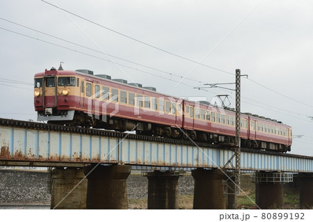 北陸本線を走る急行型電車475系(復活急行色) 北陸本線を走る急行型電車475系(復活急行色) 80899192