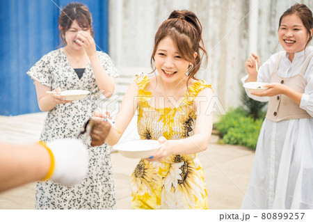 バーベキューを楽しむ女性達 80899257