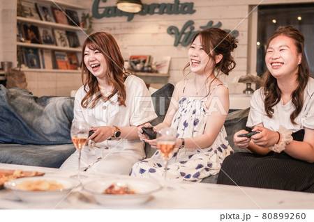 テレビゲームで遊ぶ女性達 テレビゲームで遊ぶ女性達 80899260