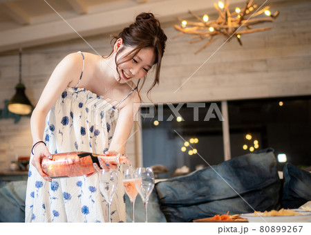 シャンパンを注ぐ女性 80899267