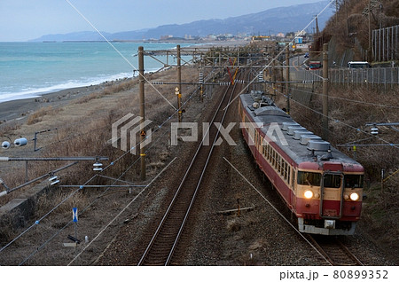 北陸本線を走る急行型電車475系(復活急行色) 北陸本線を走る急行型電車475系(復活急行色) 80899352