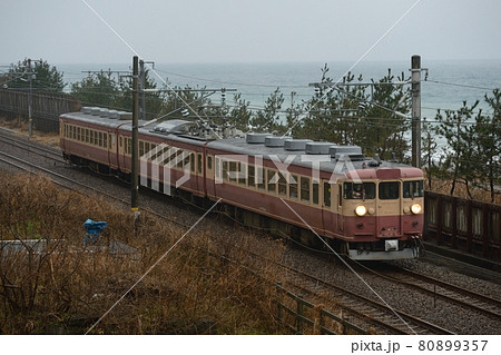 北陸本線を走る急行型電車475系（復活急行色） 80899357