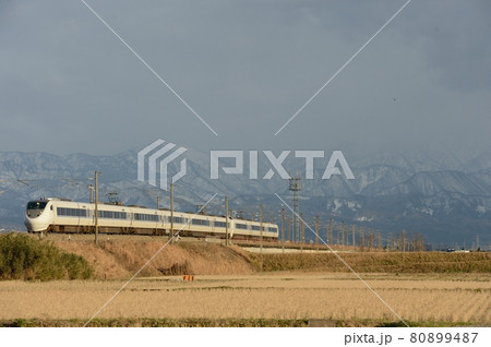 北陸本線を走る特急はくたか号681系 80899487