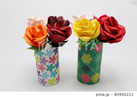 折り紙で作った手作りのバラの花を綺麗な花瓶に飾った様子の写真素材