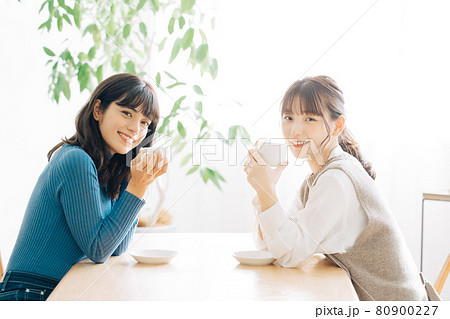 カフェでお茶する女性2人組 80900227