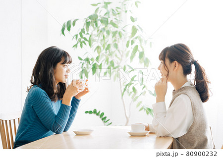 カフェで談笑する女性2人組 80900232