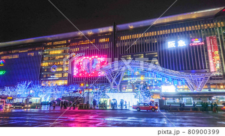 クリスマスイルミネーションに彩られた雨上がりのJR博多駅 80900399