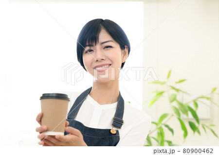 カフェ店員の女性 80900462