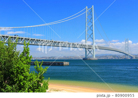 【兵庫県】晴天下の明石海峡大橋 80900955