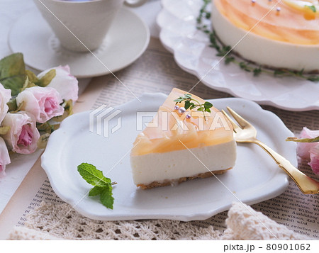 桃のレアチーズケーキでティータイム 桃のレアチーズケーキでティータイム 80901062