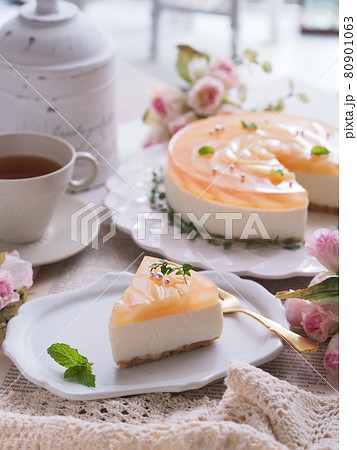 桃のレアチーズケーキでティータイム 80901063