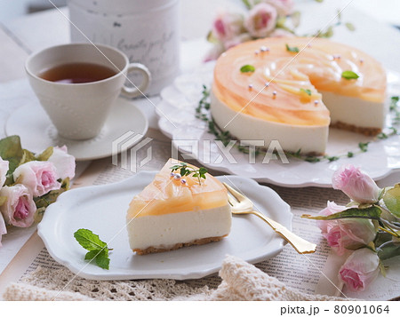 桃のレアチーズケーキでティータイム 桃のレアチーズケーキでティータイム 80901064